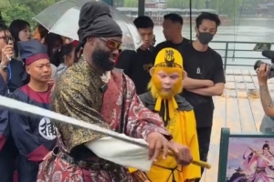 耍得不错！王鹤棣亲自教杰伦· 布朗耍金箍棒 后者学得有模有样